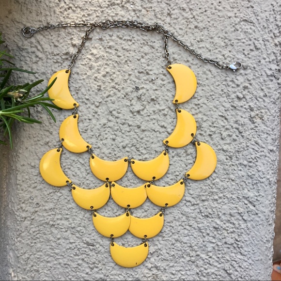 Yellow retro geometric moon shaped necklace - Picture 2 of 3